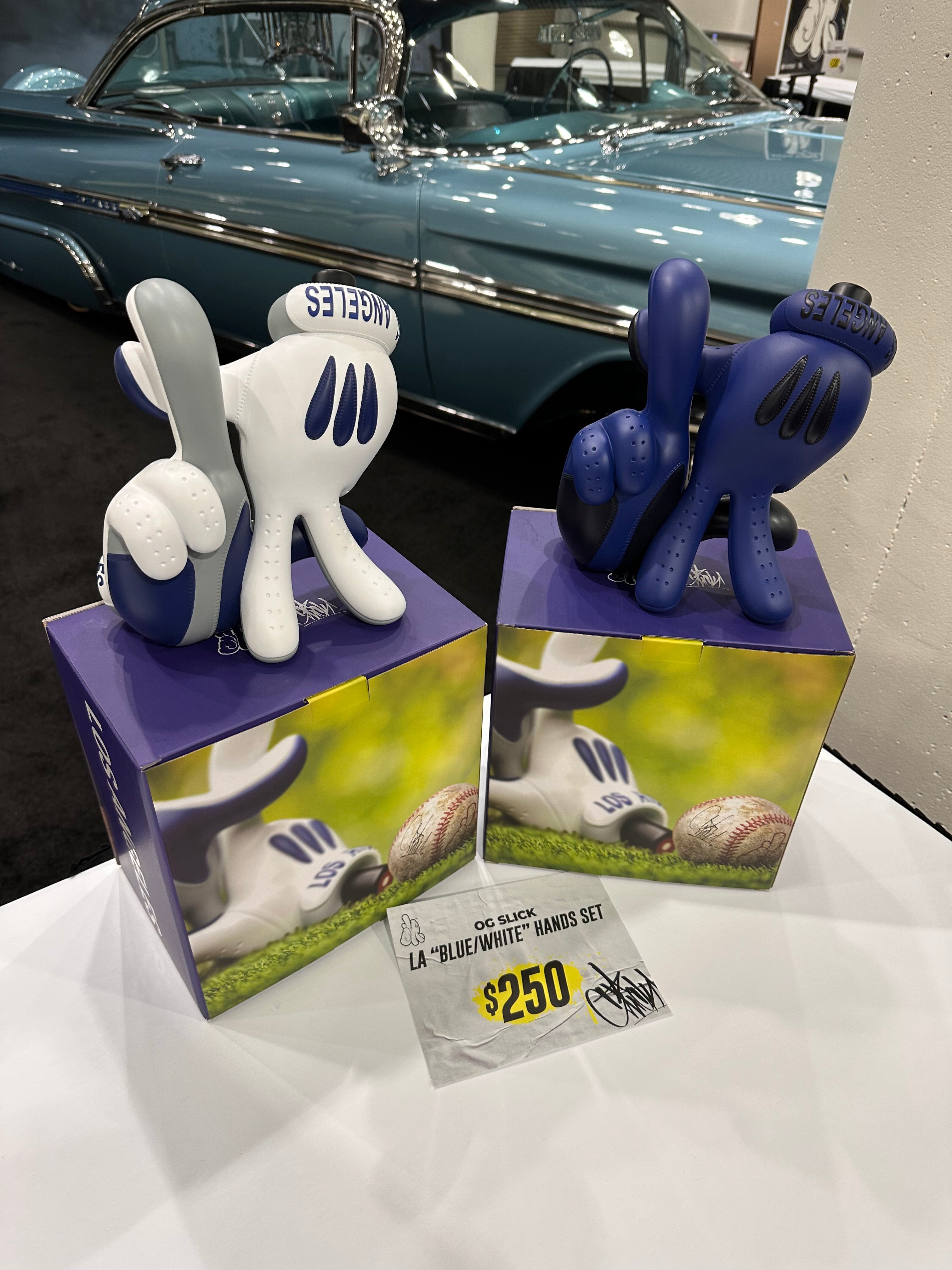 LAAS25 OG SLICK BLUE/WHITE LA RACING GLOVES VINYL FIGURINE SET