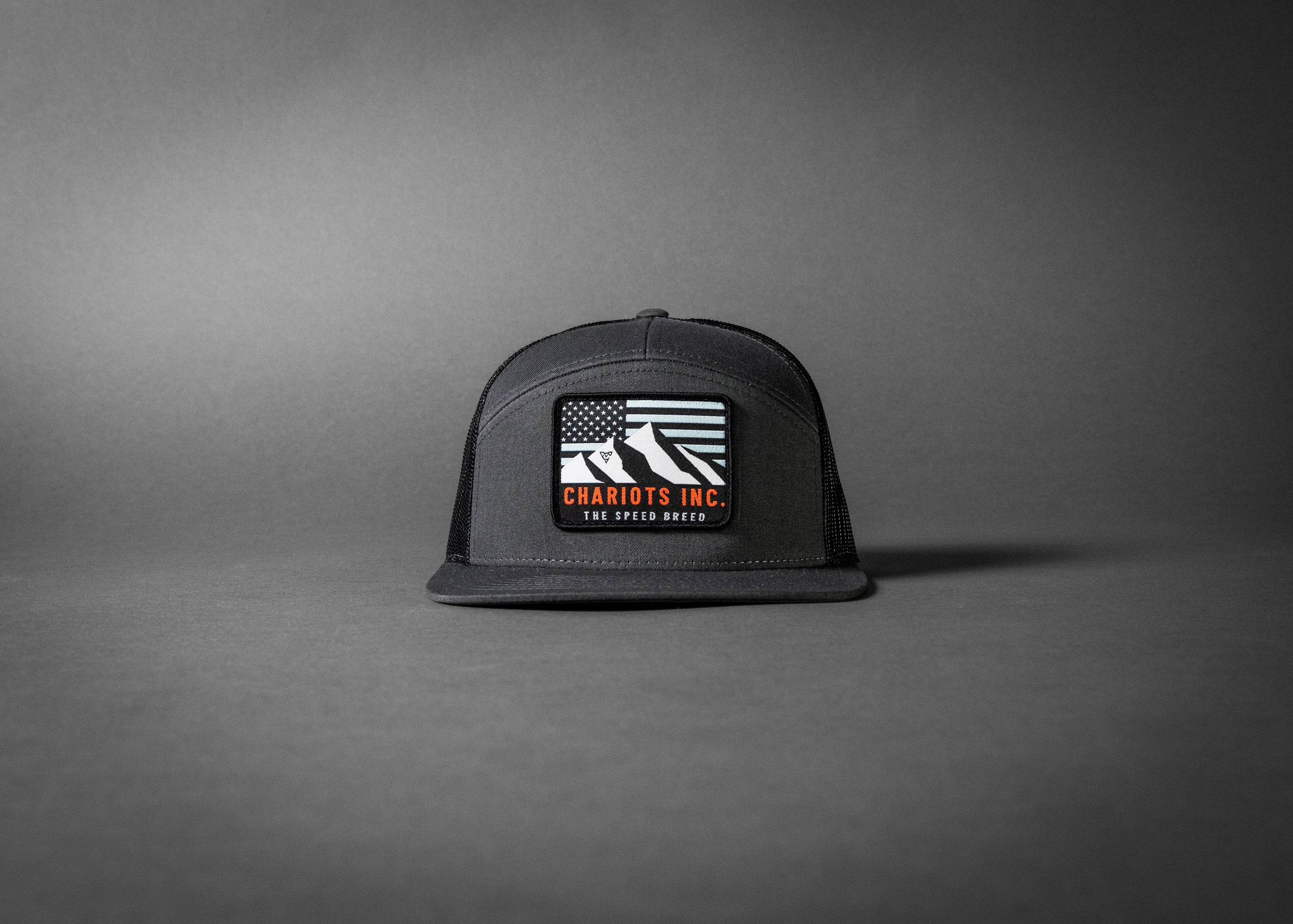 HIVERANNO MOUNTAINEER (Charcoal/Black Premium 7-Panel Trucker Hat)