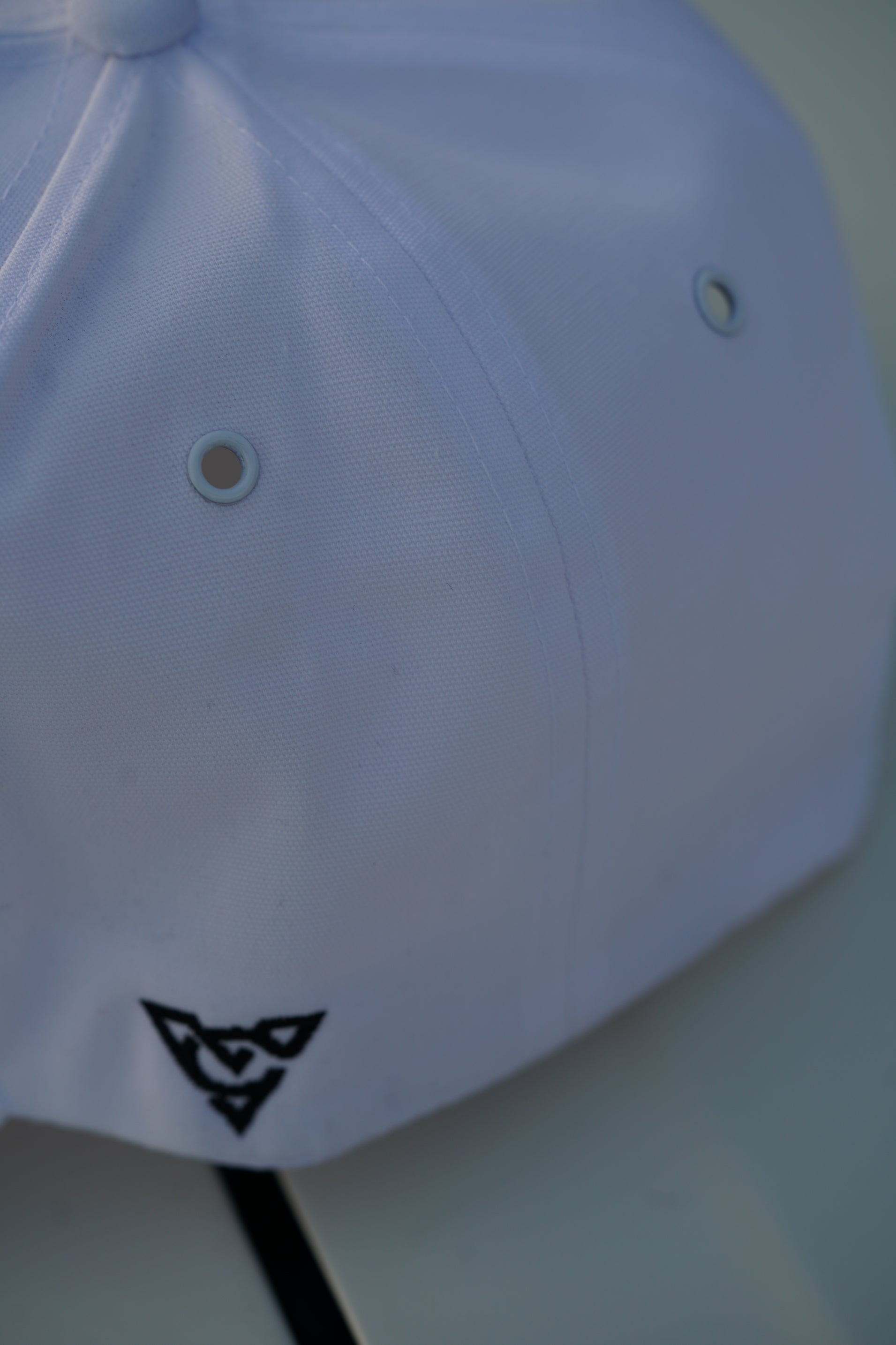 ZEPHYR COTTON CANVAS HAT (White/Black/Brick Red)