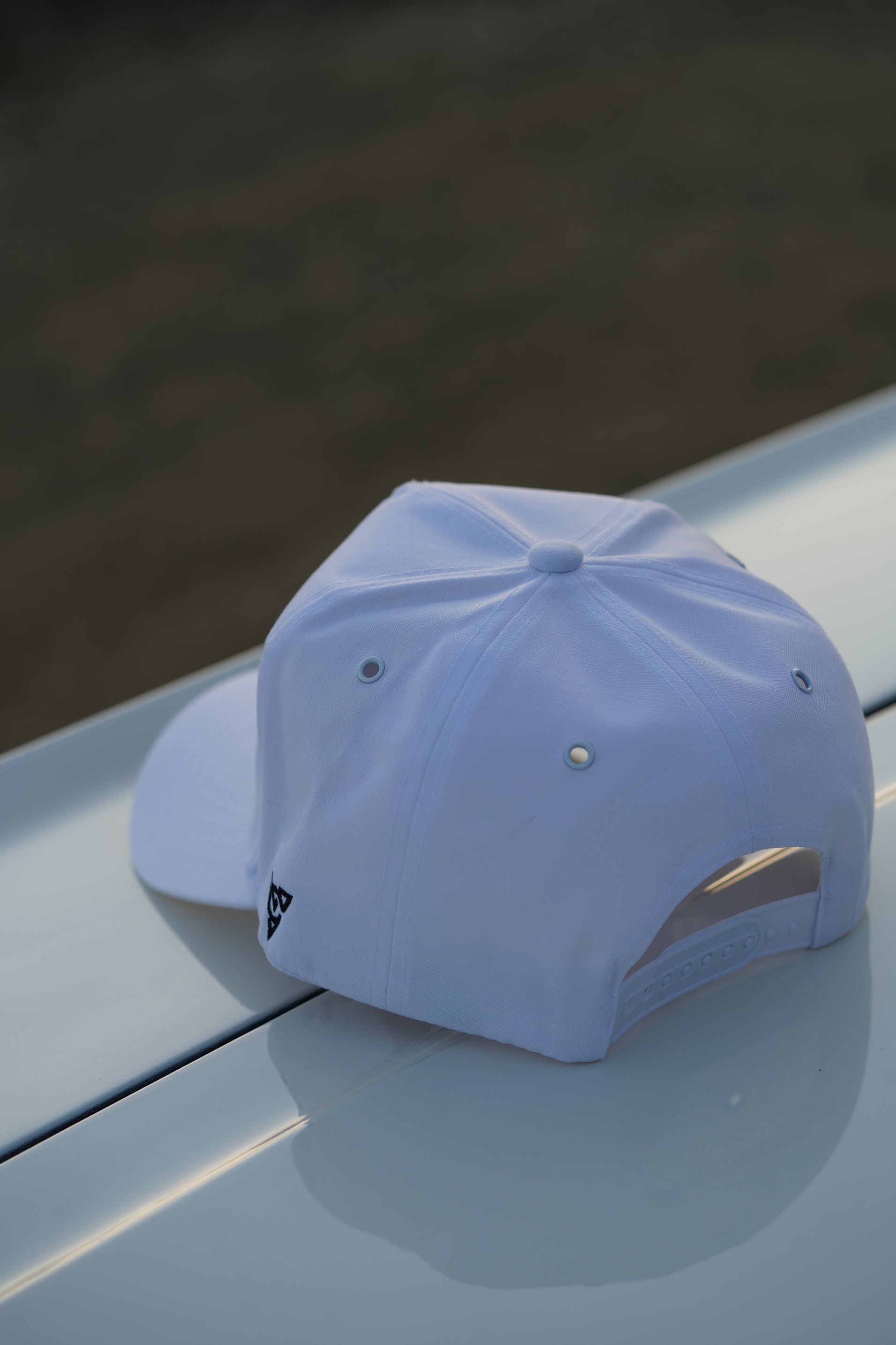 ZEPHYR COTTON CANVAS HAT (White/Black/Brick Red)