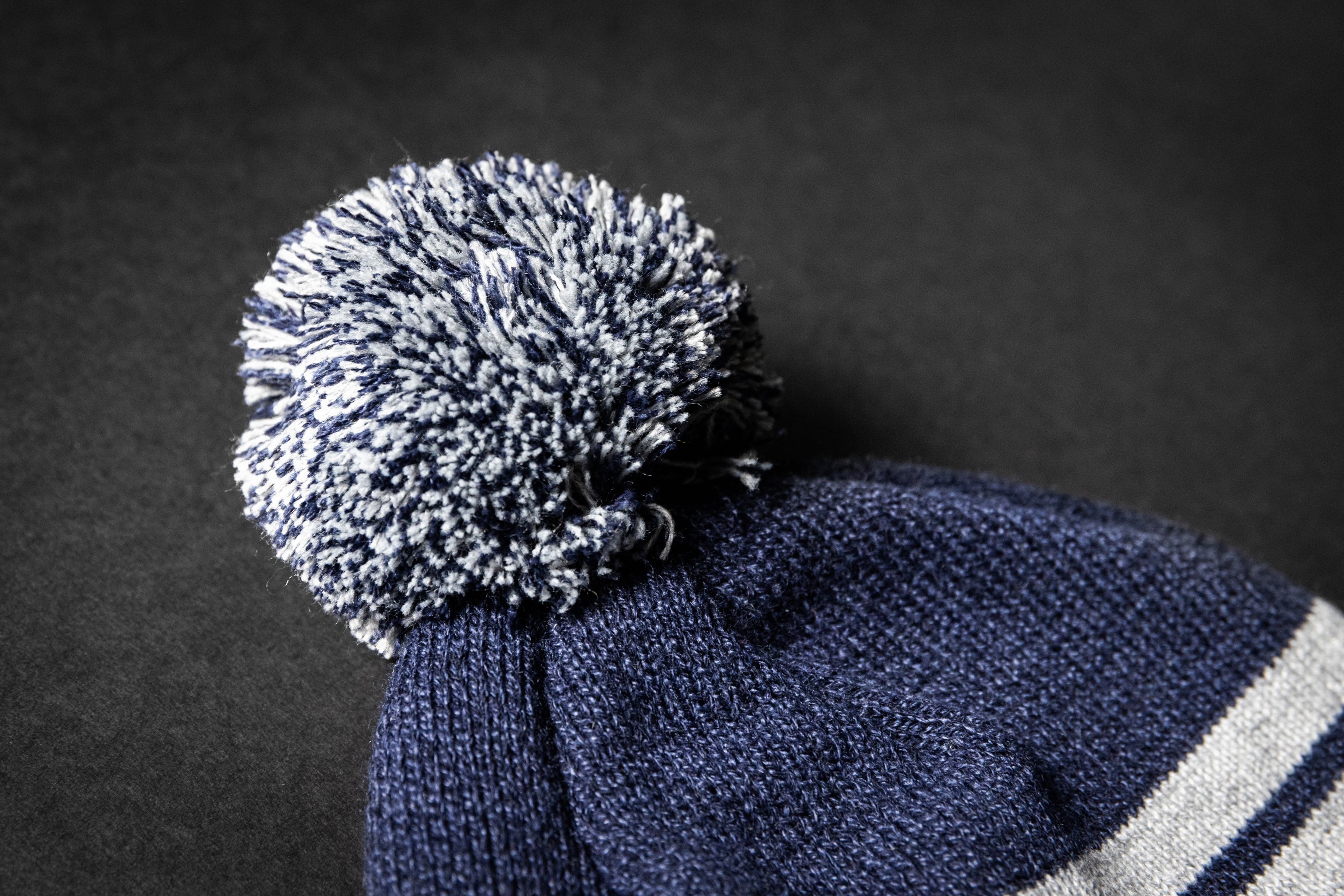 DOUBLE RAINBOW SHORT POM BEANIE (Heather Navy)