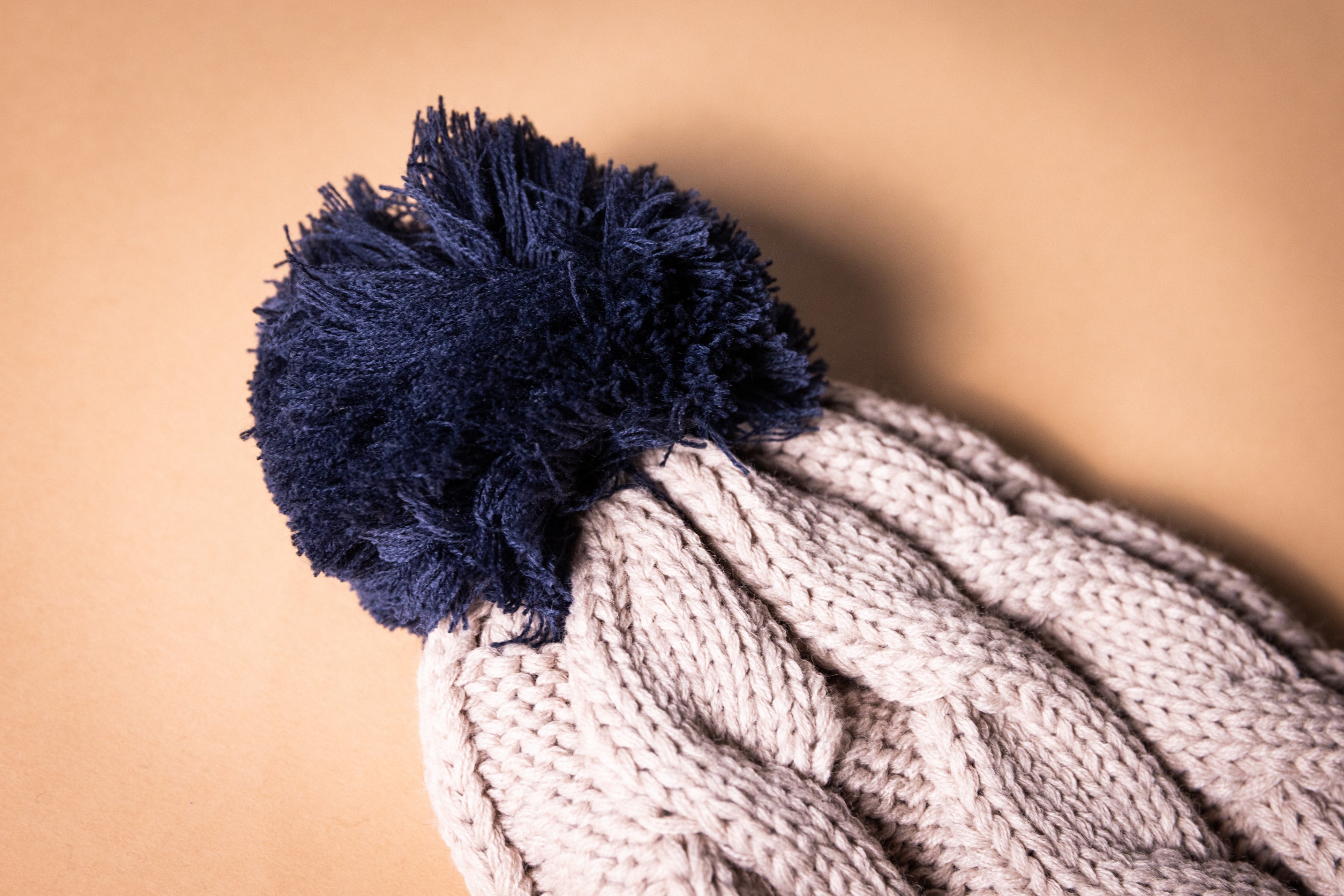 FIND THE PEAK CHUNK TWIST KNIT BEANIE (Stone/Navy)