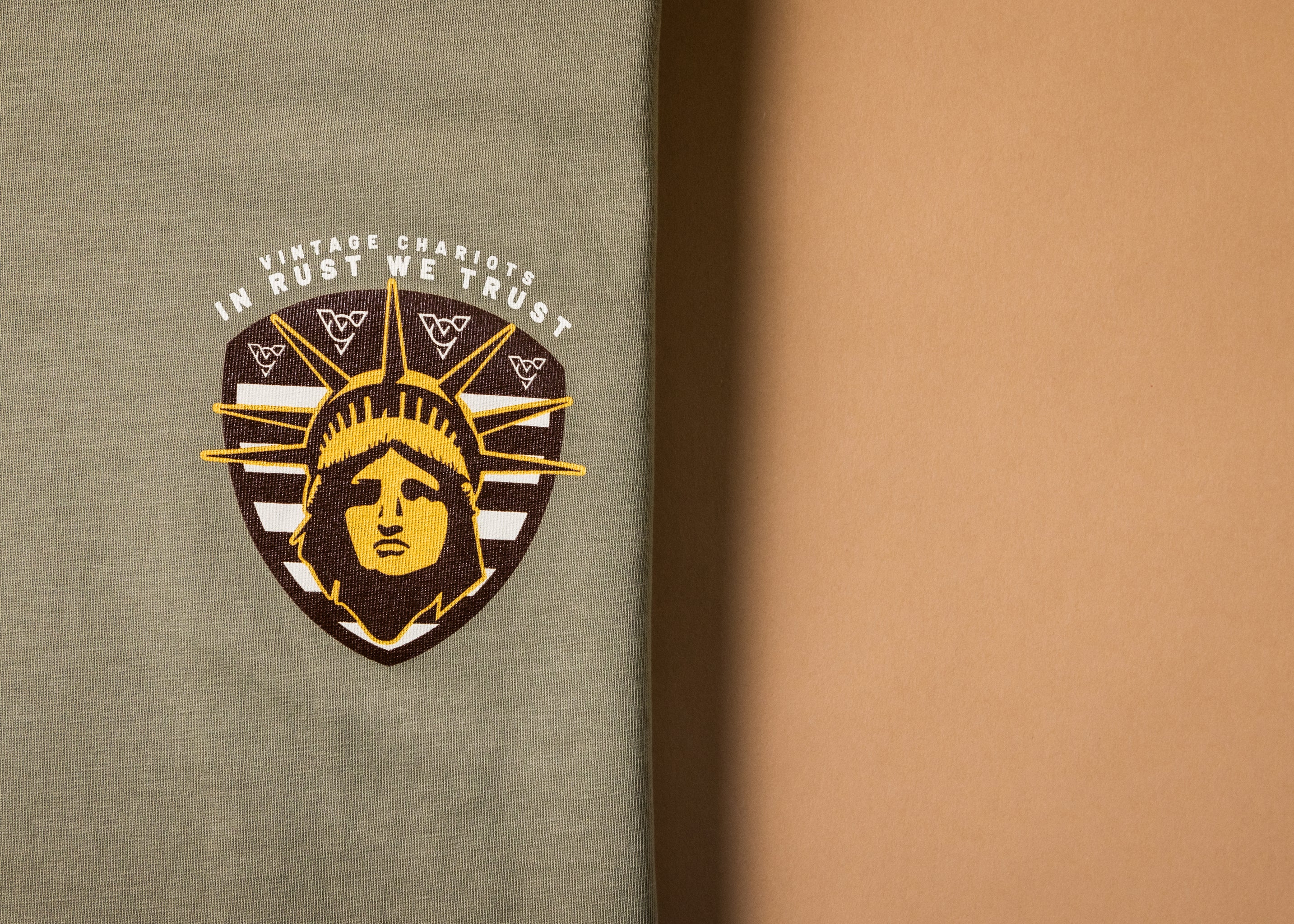 IN RUST WE TRUST TEE (Bay Leaf)