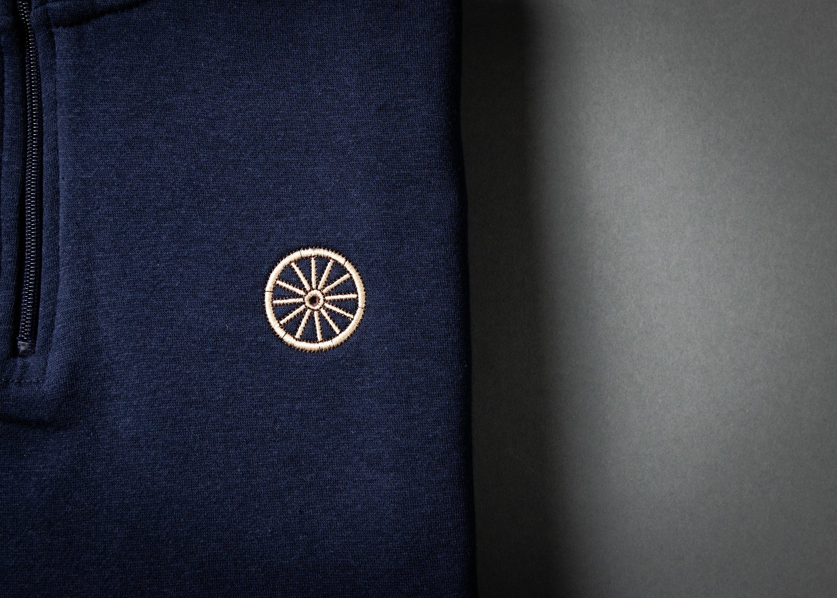 CHARIOTS EMBROIDERED QUARTER ZIP FLEECE PULLOVER (Navy Blazer)