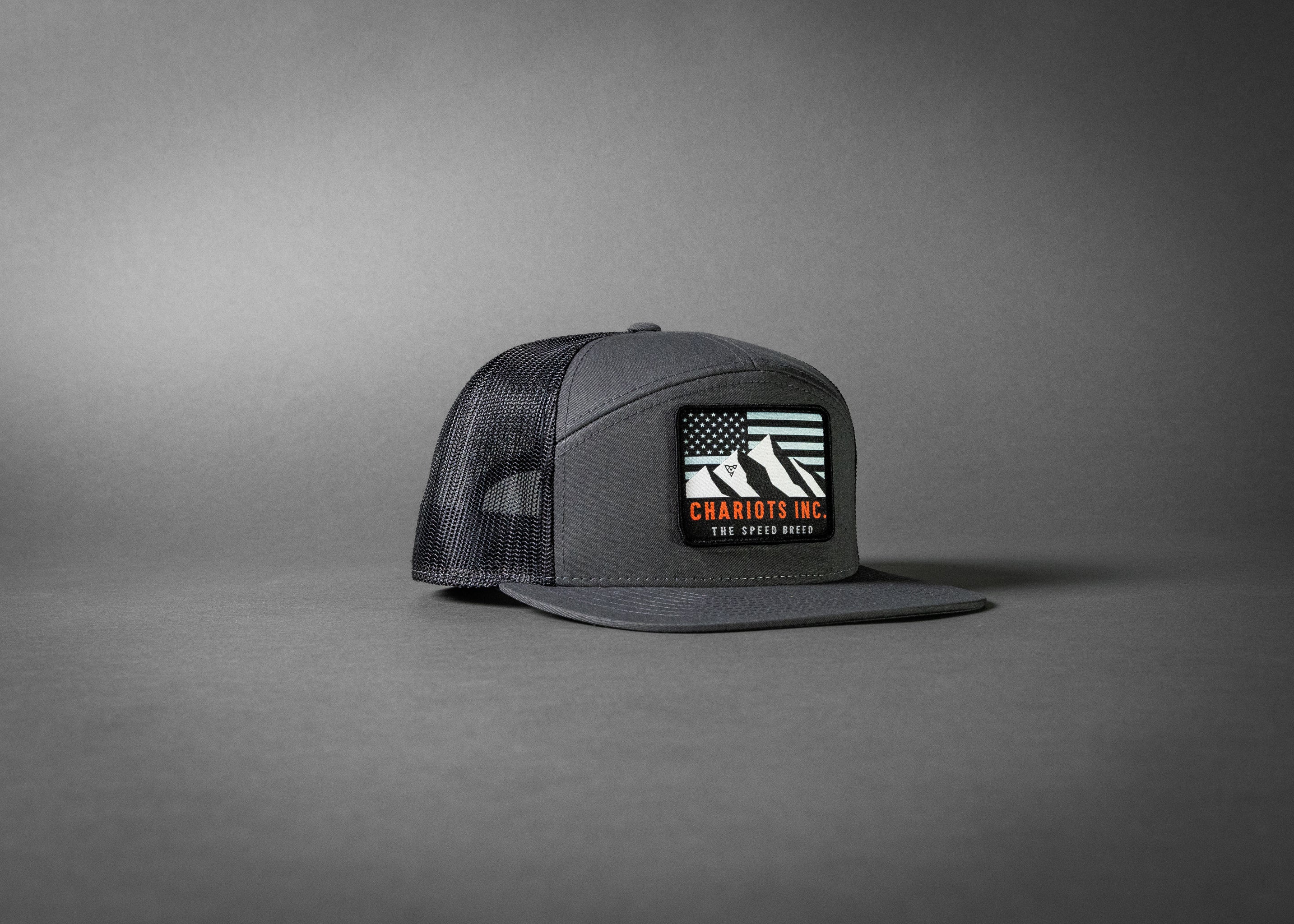 HIVERANNO MOUNTAINEER (Charcoal/Black Premium 7-Panel Trucker Hat)