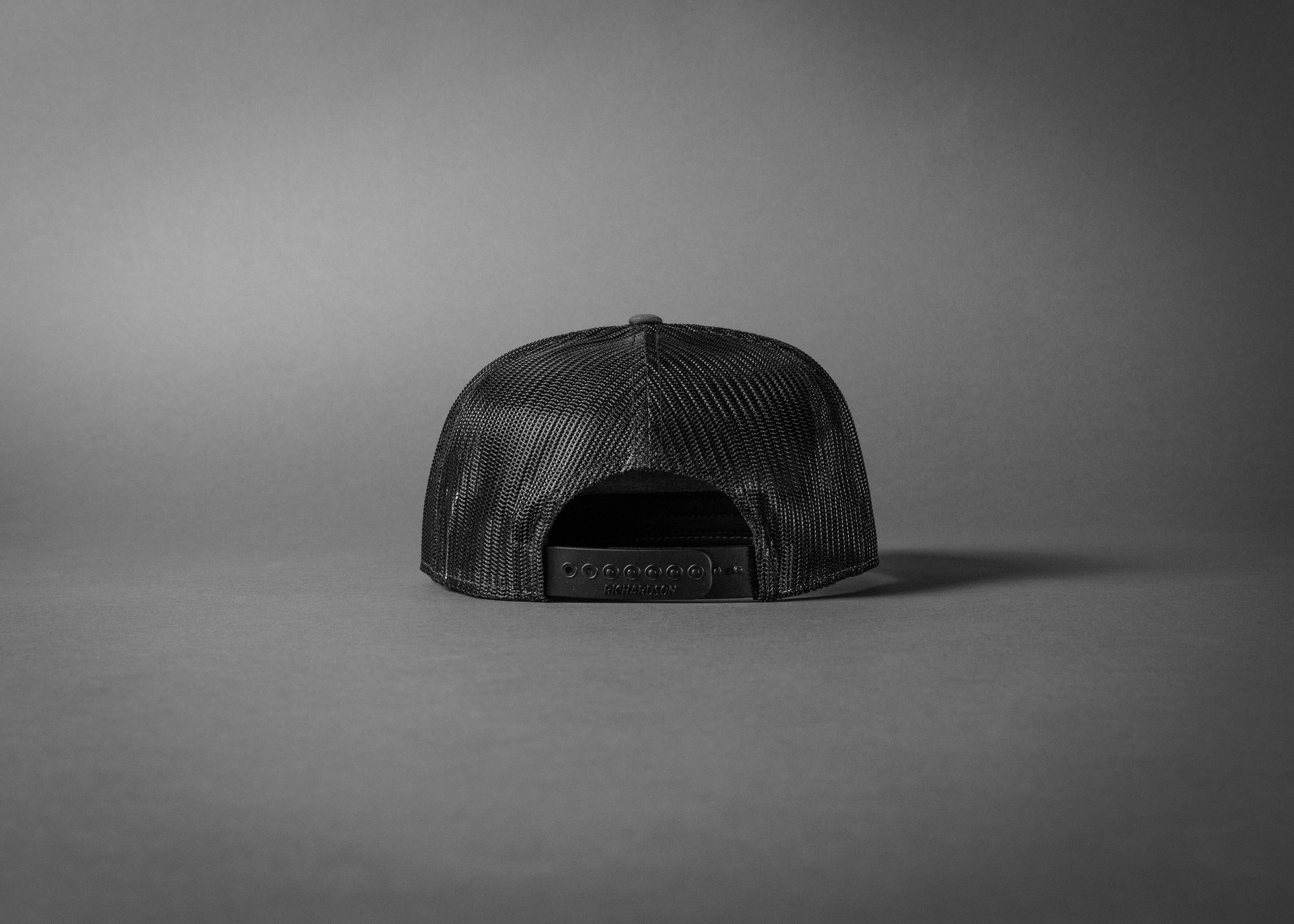 HIVERANNO MOUNTAINEER (Charcoal/Black Premium 7-Panel Trucker Hat)