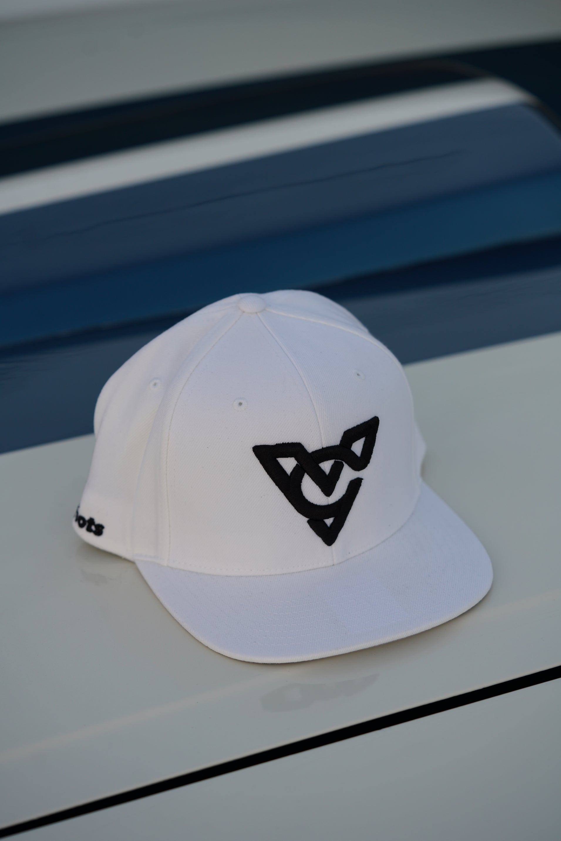 VC PUFF HAT (White/Black Puff)