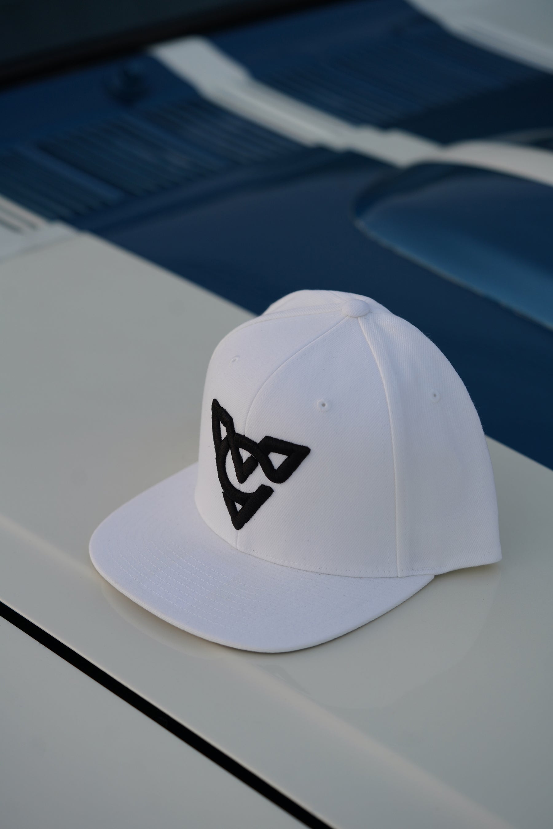 VC PUFF HAT (White/Black Puff)