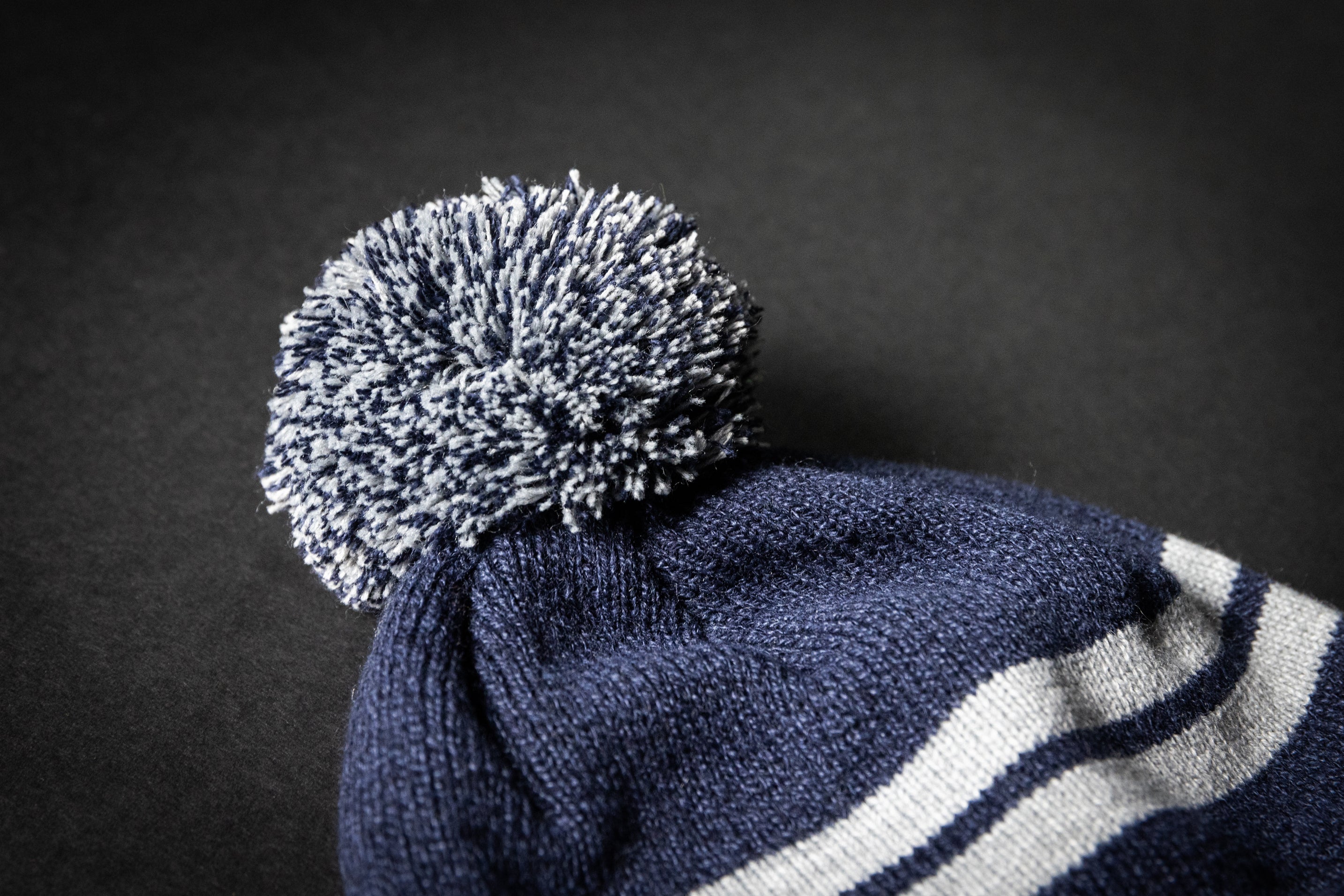 FIND THE PEAK SHORT POM BEANIE (Heather Navy)