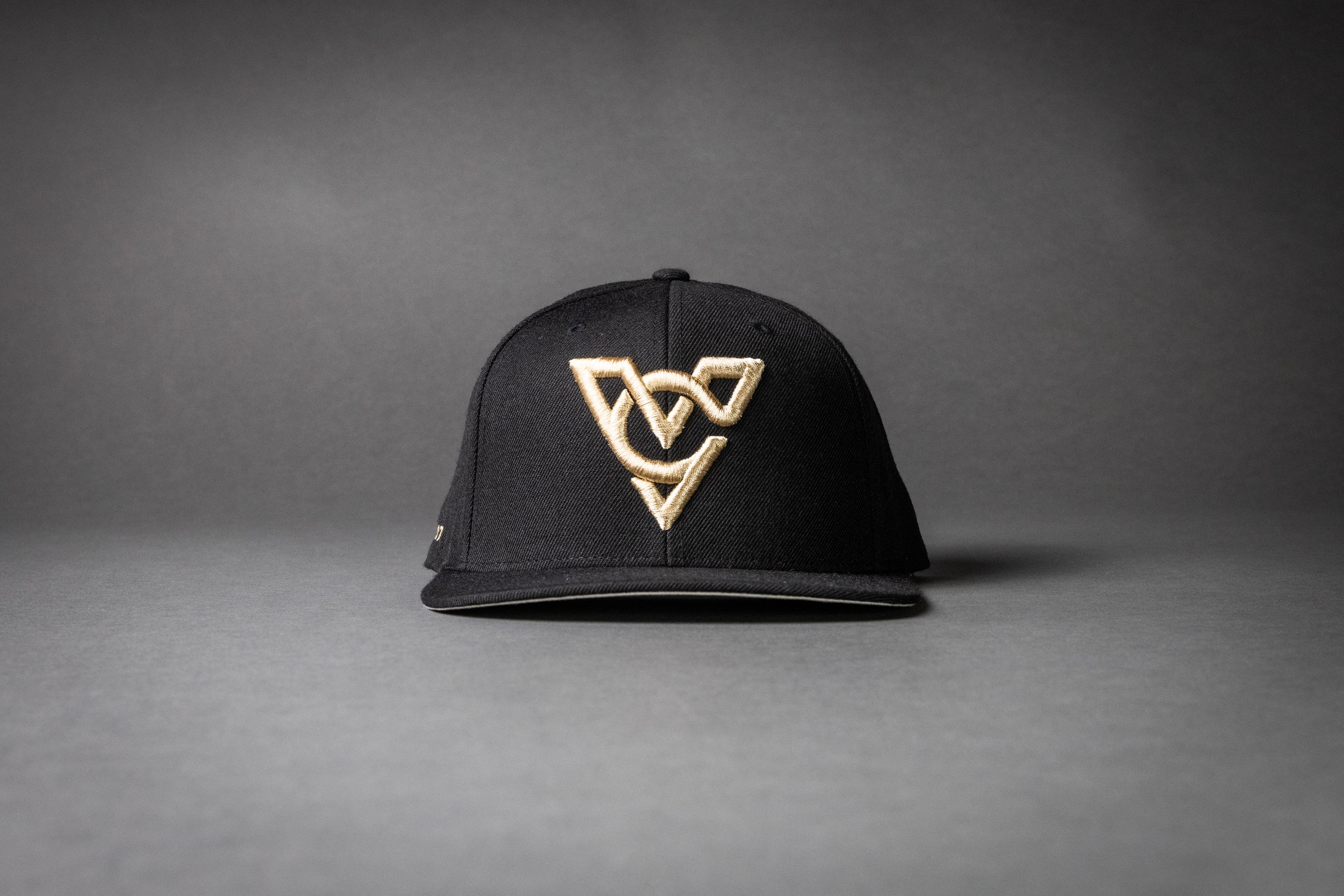 VC PUFF HAT (Black/Light Gold Puff)